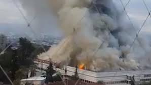 Personal de bomberos se encuentra trabajando en la emergencia, y se tuvo que evacuar a funcionarios de salud y pacientes. O862cbprgagfzm