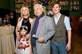 Павел табаков — сын легенды российского кино и театра олега табакова и марины зудиной, главной героини мелодрамы «валентин и валентина». Oleg Anton I Pavel Tabakovy Kak Prodolzhilas Prervannaya Akterskaya Dinastiya