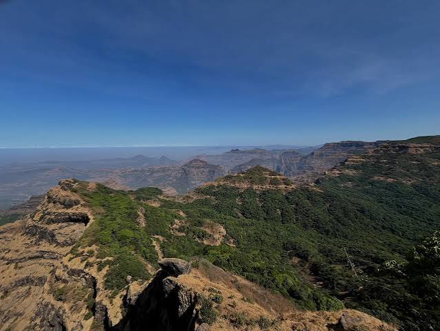 महाबळेश्वर इ.स. १८२० च्या सुमारास पीटर लॉडविक या ब्रिटिश अधिकाऱ्याने महाबळेश्वर परिसराचा शोध लावून त्याची ओळख जगासमोर करून दिली. यानंतर इ ...