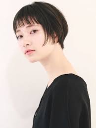 柔らかい質感のショートボブ 丸顔 20代 30代におすすめフェミニン ナチュラル 大人カジュアル小顔ショートボブ ぱっつん前髪 アッシュグレージュ3dカラー ヘアサロン予約 ozmallビューティ ショートボブ 丸顔 ショートカット 丸顔 ショートボブ 黒髪