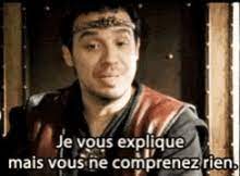 Arthur, léodagan et perceval sont isolés en forêt pendant une bataille et se cachent derrière des arbres. Kaamelot Gifs Tenor