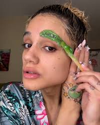 Removing my eyebrows for fresh ones 😮