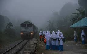 Sejarah ktmb bermula sejak era zaman penjajahan british lagi, ketika laluan kereta api dibina bagi mengangkut tin dari lombong ke pelabuhan. Waktu Subuh Dia Muncul Rupanya Wujud Kereta Api Hantu Di Malaysia Gempak