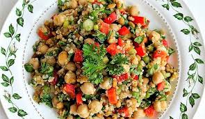 L'insalata di tonno è una classica insalata estiva all'insegna del benessere e di una sana alimentazione. Ricetta Insalata Di Quinoa Olive E Ceci Le Ricette Di Buonissimo