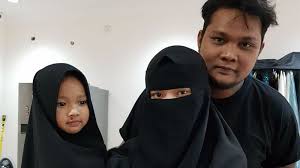 Virgoun putra tambunan atau yang biasa dipanggil virgoun adalah pencipta lagu sekaligus vokalis dari band asal indonesia last child. Biografi Singkat Virgoun Penyanyi Surat Cinta Untuk Starla Official Website Initu Id