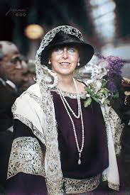 Regina maria a româniei adora câinii, familia regală având mereu în preajmă o seamă de exemplare canine de diverse rase. 145 De Ani De La Nasterea Reginei Maria Celebrati Prin Documentarul Maria Inima Romaniei Pe History