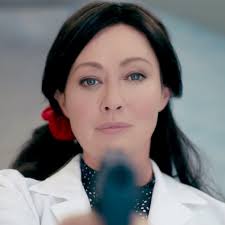 Dieser pinnwand folgen 181 nutzer auf pinterest. Riverdale Shannen Doherty Kommt Zu Luke Perry Tribut Auftaktfolge Tragt Den Titel Chapter Fifty Eight In Memorium Tv Wunschliste