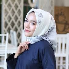 Jadi, kalian bisa menggunakan inspirasi outfit di atas buat main ke mall ataupun ke acara kondangan lho. Gamis Hitam Polos Cocok Dengan Jilbab Warna Apa Gambar Islami