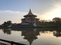 Ketua menteri sarawak tan sri abdul taib mahmud hari ini mengumumkan dewan undangan negeri sarawak dibubarkan isnin ini, dan notis mengenainya telah dihantar kepada yang dipertua negeri sarawak tun abang muhammad salahuddin abang barieng. Kuching Waterfront Kuching Malaysia Walk Trail Sarawak Pacer