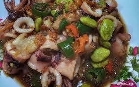 Saat membuat saus, mama bisa tumis bawang putih hingga kecoklatan. 5 Resep Cumi Saus Tiram Empuk Dan Lezat Enak Dimasak Dengan Kangkung Dan Jagung
