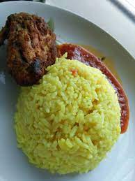 Sajikan dengan aneka lauk pelengkap, seperti ayam goreng dan tempe orek. Resepi Nasi Kuning Utara