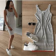 2019 Spor Ayakkabi Kombinleri Beyaz Kisa Askili Cizgi Li Elbise Beyaz Spor Ayakkabi Moda Kiyafetler Moda Elbise