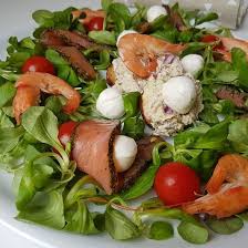 Salade Oceane Tomates Mache Saumon Fume Rillettes De Sardines Grillees Au Curry Mozzarella Crevettes Salade Oceane Sardines Grillees Salade