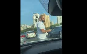 استيقظت الكويت، أمس، على جريمة بشعة ومروّعة هزّت البلاد، إذ أقدم شاب سوري، نزع الله من قلبه الرحمة وتجرّد من مشاعر الإنسانية، على قتل والدته المواطنة وعسكري مرور في مقتبل العمر، ليلقى مصرعه في النهاية خلال مواجهة. ØªÙØ§ØµÙŠÙ„ Ø¬Ø±ÙŠÙ…Ø© Ù‡Ø²Øª Ø§Ù„ÙƒÙˆÙŠØª Ù…Ø·Ø§Ø±Ø¯Ø© ÙØ®Ø·Ù ÙˆØ·Ø¹Ù† ÙˆØ±Ù…ÙŠ Ù„Ù„Ø¬Ø«Ø© Ø£Ù…Ø§Ù… Ø§Ù„Ù…Ø³ØªØ´ÙÙ‰ Ø§Ù„Ø¨Ø§Ø¨ÙˆØ±