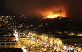 Los testigos pusieron manos a la obra de inmediato para ayudar a las víctimas. Un Incendio Gigantesco Ataca La Ciudad Chilena De Valparaiso Internacional El Pais