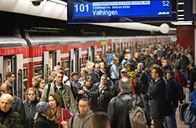Egal ob ärzte, piloten, zugbegleiter oder flugbegleiter: Warnstreik In Stuttgart Beim Stadtbahn Streik Wird Die S Bahn Voll Stuttgart Stuttgarter Zeitung