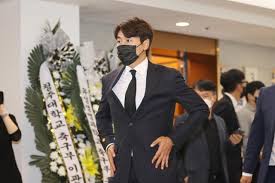 유상철 전 인천 유나이티드 감독이 췌장암 투병 끝에 7일 세상을 떠난 가운데, 그가 생전 이강인 선수에게 남긴 말이 팬들을 안타깝게 하고 있다. Jqbljimnmf1a3m