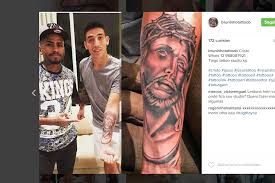 2 de 2 tatuadora compartilhou fotos de whindersson nunes com o rosto tatuado — foto: Tatuador Dos Boleiros Ja Desenhou Jesus Em Chavez E Dudu Crianca Esporte Portal O Dia