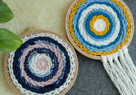 ‹ › besonders wenn die tage wieder kürzer und kühler werden, sehnt man sich danach am abend etwas handwerkliches dabei ist es gar nicht so schwierig einen webrahmen selber zu bauen. Weben Auf Einem Stickrahmen Anleitung Zum Rundweben Snaply Magazin