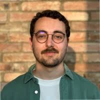 100+ profilů „Arthur“