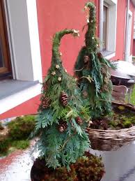 Gebunden Aus Tuja Und Mit Naturmaterialien Verziert Kostet Nichts Ist Wunderscho Weihnachtsdeko Draussen Weihnachtsdeko Basteln Dekoration Weihnachten Draussen