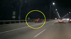 Lelaki berusia 54 tahun dikhuatiri lemas selepas dilihat terjun dari jambatan pulau pinang di kilometer 7.4, arah georgetown menghala ke seberang perai, tengah hari tadi. Video Dashcam Sempat Rakam Lelaki Terjun Bunuh Diri Di Jambatan Pulau Pinang The Reporter
