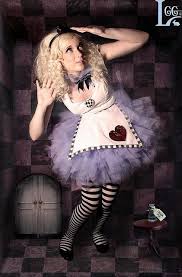 Alice in wonderland) es una película de fantasía estadounidense, dirigida por tim burton y producida y distribuida por walt disney pictures. Alice In Wonderland By Looking Glass Girls Halloween Disfraces Disfraces Alicia Disfraz