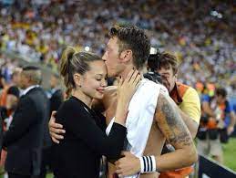 El artículo sigue a continuación. Ozil Dumped By Girlfriend For Having An Affair With Defenders Ex Arsenal Station Arsenal Fc News