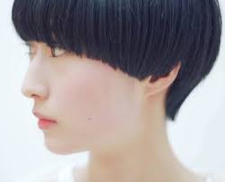 黒髪に飽きたら ヘアカラーは ネイビーブルー アッシュ で美髪に キナリノ 美髪 ヘアスタイリング 女性のヘアカット