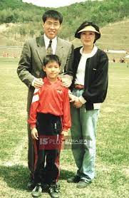 His family consists of his mother, father, and one older sister. Article Fun Facts About Lee Min Ho English Lee Min Ho Retro Zone