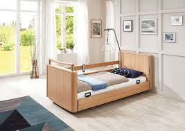 Betten und schränke im modernen stil, mit besonderen details wie absetzungen in gold auf weißem grund oder. Schlafzimmer Sanitaetshaus Maik Bauer