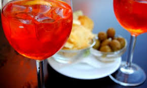 Spritz fa rima con italia, caldo, serate fuori ma anche serata in casa con gli amici in inverno o in terrazza in estate: Come Fare Lo Spritz A Casa Giornale Dei Navigli