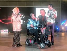 Contextual translation of emcee into malay. Best Bilingual English Malay Emcee In Singapore Dr Elmi Zulkarnain Recommended Professional Bilingual English Malay Event Host And Wedding Emcee In Singapore