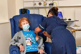 Zweite welle könnte noch schlimmer werden. Uk Covid Vaccine Rollout Begins With Vaccination Of 90 Year Old Woman