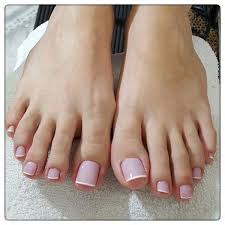 No tengas miedo de usar colores atrevidos para diseñar sobre las uñas de los pies, la armonía y el buen gusto te guiarán por el camino. Unas Pies Decoradas Frances Suffah Beauty