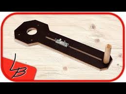 Hirnholzbretter aus massivem europäischem nussbaumholz und eiche. Fraszirkel Oberfrase Schnell Und Gunstig Selber Machen Anleitung Youtube Oberfrase Fraszirkel Frastisch Oberfrase