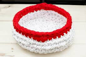 The lives of the pet revolve around one same routine, and that is eaten, play, sleep and repeat. Tutorial Super Bulky Crocheted Cat Bed Red Handled Scissors