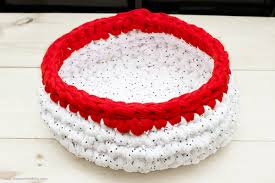 The lives of the pet revolve around one same routine, and that is eaten, play, sleep and repeat. Tutorial Super Bulky Crocheted Cat Bed Red Handled Scissors