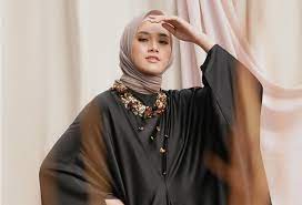 Lingkaran warna brewster mampu menjelaskan teori kontras warna. Hijab Yang Cocok Untuk Baju Warna Hitam