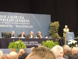 Costituita nel 1902, la banca agricola popolare di ragusa, assume l'odierna denominazione nel 1935, quando incorpora altre tre banche popolari del ragusano, la più antica delle quali costituita nel 1889, data che, in segno di ossequio e di riguardo affettivo, viene considerata come quella di ideale fondazione. Bilancio Della Banca Agricola Popolare Di Ragusa Contestato Da Oltre 500 Soci Radio Rtm Modica