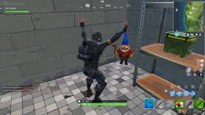 Sachez que tous ces nains émettent un son lorsque vous passez à coter d'eux. Fortnite Tilted Towers