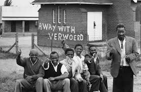 * nelson mandela's father died in 1930 when mandela was 12 and his mother died in 1968 when he was in prison. Nelson Mandela Und Sein Kampf Gegen Die Apartheid Der Spiegel