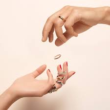 Art Direction By Base Design For High End Jewellery Brand Expert Watchmaker And Retailer Maison Fotografii Yuvelirnyh Izdelij Sergi Iz Gliny Yuvelirnye Izdeliya