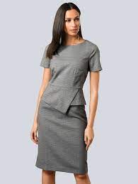 Cette robe signée brock collection a été présentée à l'occasion du défilé cette pièce a été réalisée en serge rayée blanc cassé et bleue et présente des manches gigot ainsi qu'une basque flatteuse. Alba Moda Robe Avec Basque Feminine Laura Kent