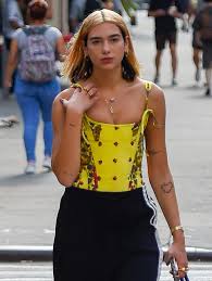 Selena's new hair is serving serious. Dua Lipa Debuts New Blonde Hair While Teasing New Era Of Music Entertainment Tonight