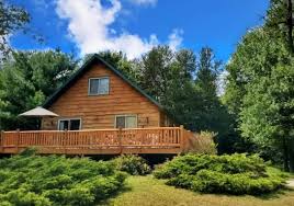 Perhaps there's no better way to experience the natural beauty of the dells than by staying in a cozy cabin or cottage tucked away in the woods or lakeside. 15 Amazing Wisconsin Cabins With Hot Tubs Paulina On The Road