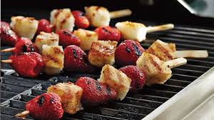 Terminez Vos Soirees Barbecue Sur Une Note Sucree Avec Cette Recette Facile De Brochettes De Shortca Bbq Desserts Strawberry Shortcake Kabobs Vegan Bbq Recipes