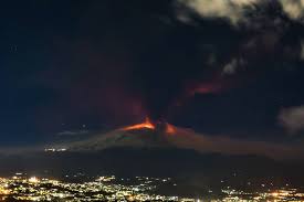Si osservi anche come alcune emissioni siano più cospicue di altre e formino un bolo di cenere più denso nelle colonna. Si Sveglia Il Vulcano Etna Violenta Eruzione In Atto Palermolive