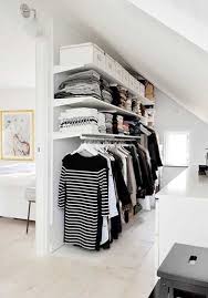 Dressing Sous Pente Derriere Cloison Tete De Lit De Chambre En 2020 Dressing Sous Pente Dressing Sous Combles Disposition De Placard