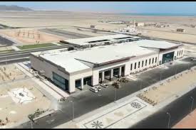 استقبل مطار برنيس الدولي الجديد في مصر أول طائرة تابعة لشركة مصر للطيران وعلى متنها 60 راكبا حيث نظمت إدارة المطار استقبالا خاصا للطائرة. Ø·ÙˆÙ„Ù‡ 3 5 ÙƒÙ… ÙˆÙŠØ³ØªÙˆØ¹Ø¨ 600 Ø±Ø§ÙƒØ¨ ÙÙŠ Ø§Ù„Ø³Ø§Ø¹Ø© ØªÙØ§ØµÙŠÙ„ Ø§ÙØªØªØ§Ø­ Ù…Ø·Ø§Ø± Ø¨Ø±Ù†ÙŠØ³ ÙÙŠØ¯ÙŠÙˆ Ø§Ù„Ø§ØµÙ„Ø§Ø­ Ø§Ù„Ø¯Ø³ØªÙˆØ±ÙŠ